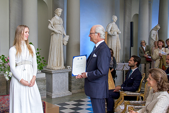 Kungen delar ut diplom till Rut Karin Zettergren. 