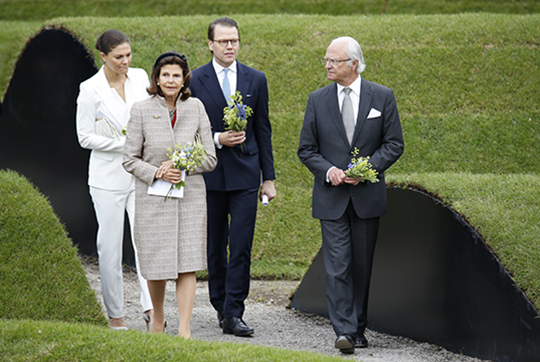 Kungaparet och Kronprinsessparet ledde en procession in till minnesvårdens centrum för nedläggning av blommor. 