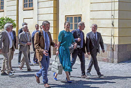Kungen och Kronprinsessan, tillsammans med deltagare vid WWF:s årsmöte, promenerar från Drottningholms slott. 