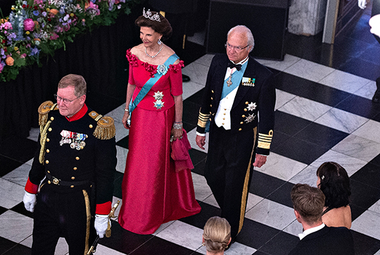Kungaparet anländer till Kronprins Frederiks 50-årsmiddag. 