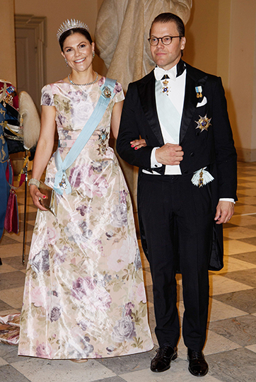 Kronprinsessparet anländer till middagen på Christiansborg. 