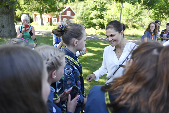 Kronprinsessan Victoria tas emot av Grimslövs scoutkår vid sin ankomst till Ulvön.