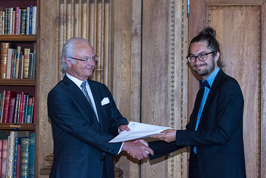 Fil dr Jonas Hentati-Sundberg tar emot stipendium ur Kungens hand för sin forskning om hållbart fiske i Östersjön.