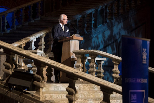 Kungen håller tal vid Riksbankens 350-årsjubileum. 