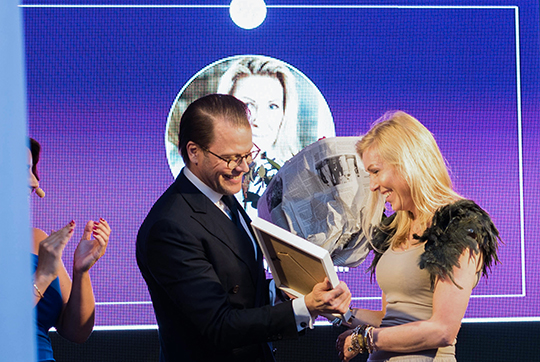 Prinsen delar ut Pokerface pris ”Årets nätverkare” till entreprenören Jessica Löfström. 