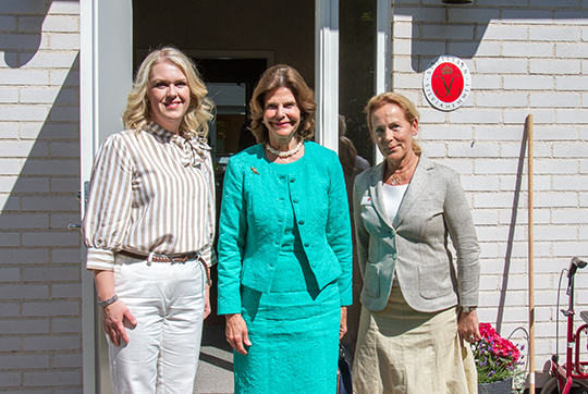 Drottningen tillsammans med äldreminister Lena Hallengren och Silviahemmets verksamhetschef och rektor Wilhelmina Hoffman. 
