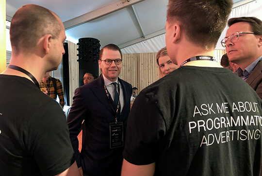 Prinsarna träffar svenska startup-företag på mässan. 