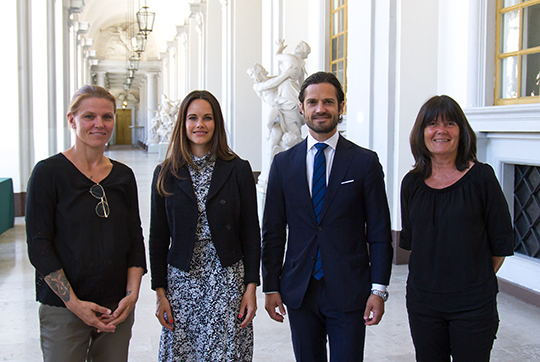 Prinsparet tillsammans med Madelein Larsson-Wollnik och Karin Torgny från Riksförbundet Attention. 