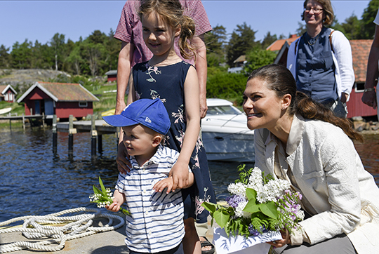 Kronprinsessan träffar barn i hamnen på Tjärnö. 