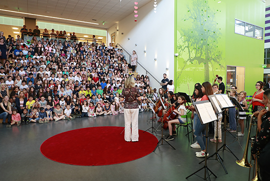 Hovsjöskolans låg- och mellanstadieelever underhöll med sång och musik vid skolbesöket. 