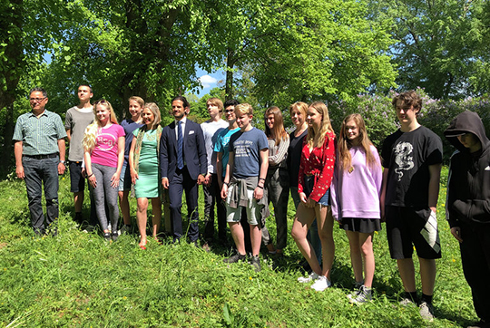 Prins Carl Philip och miljöminister Karolina Skog tillsammans med elever från Solna Naturskola. 