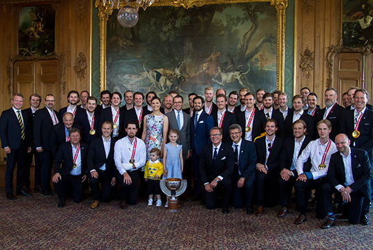 Kronprinsessfamiljen och Prins Carl Philip tillsammans med svenska herrlandslaget i ishockey.