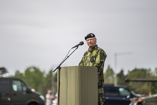 Kungen håller tal i samband med återupprättandet av Gotlands regemente. 