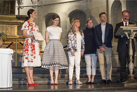 Kronprinsessan delar ut resestipendier till Helen Persson, Marianne Larsson, Helena Lindroth och Leif Wallin från Nordiska museet. 