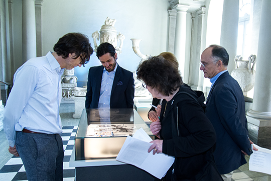 Prins Carl Philip tillsammans med juryn i Gustaf III:s antikmuseum på Kungliga slottet. 