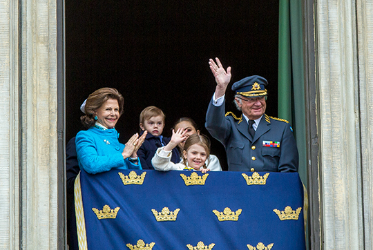 Kungafamiljen vinkar till gratulanterna från ett fönster i Kungliga slottet. 