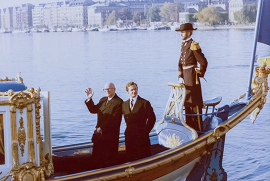 Det första inkommande statsbesöket till Kungen var från Finlands president Kekkonen den 21 oktober 1975. Här ses Kungen och presidenten på kungaslupen Vasaorden. 