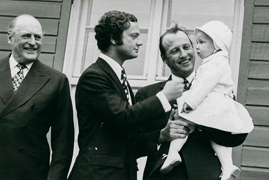 Kungens första statsbesök gick i oktober 1974 till kung Olav V av Norge. Här hälsar Kungen på prins Haakon Magnus, Norges nuvarande Kronprins. 