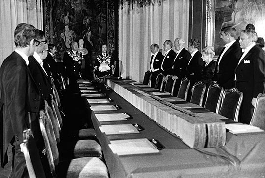 Klockan 14.00 den 19 september 1973 avlade H.M. Konungen sin konungaförsäkran vid en konselj med regeringen. Han meddelade också sitt valspråk: ”För Sverige – i tiden”. 