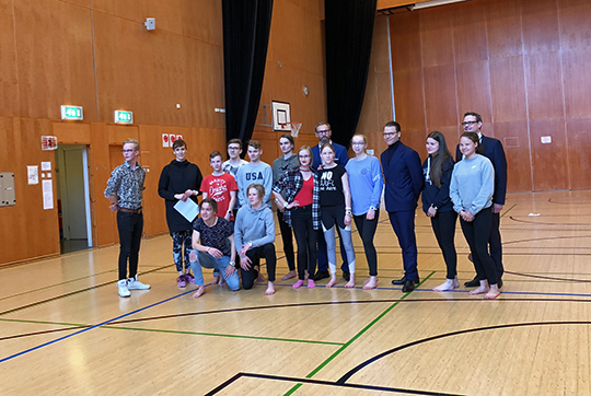 Prinsen tillsammans med elever och lärare vid hälsoundervisningen i gymnastiksalen på Juvanpuisto skola i Esbo. 
