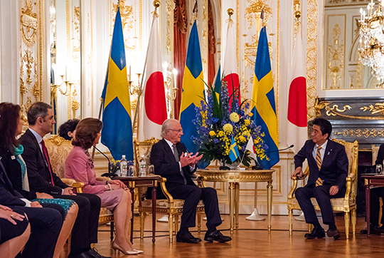 Kungaparet tillsammans med premiärminister Shinzo Abe. 