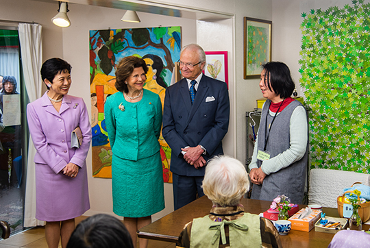 Kungaparet och Prinsessan Takamado träffar demenspatienter vid dagcentret och ges en presentation om centrets verksamhet. 