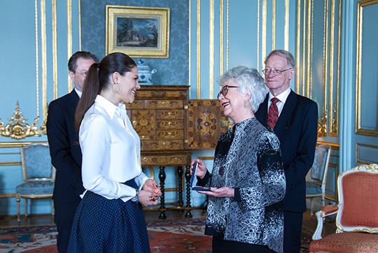 Kronprinsessan överlämnar Vegamedaljen 2018 till professor Gillian Hart. 