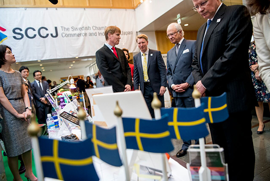 Kungaparet träffar representanter för svenska företag som deltog i en utställning på ambassaden. 