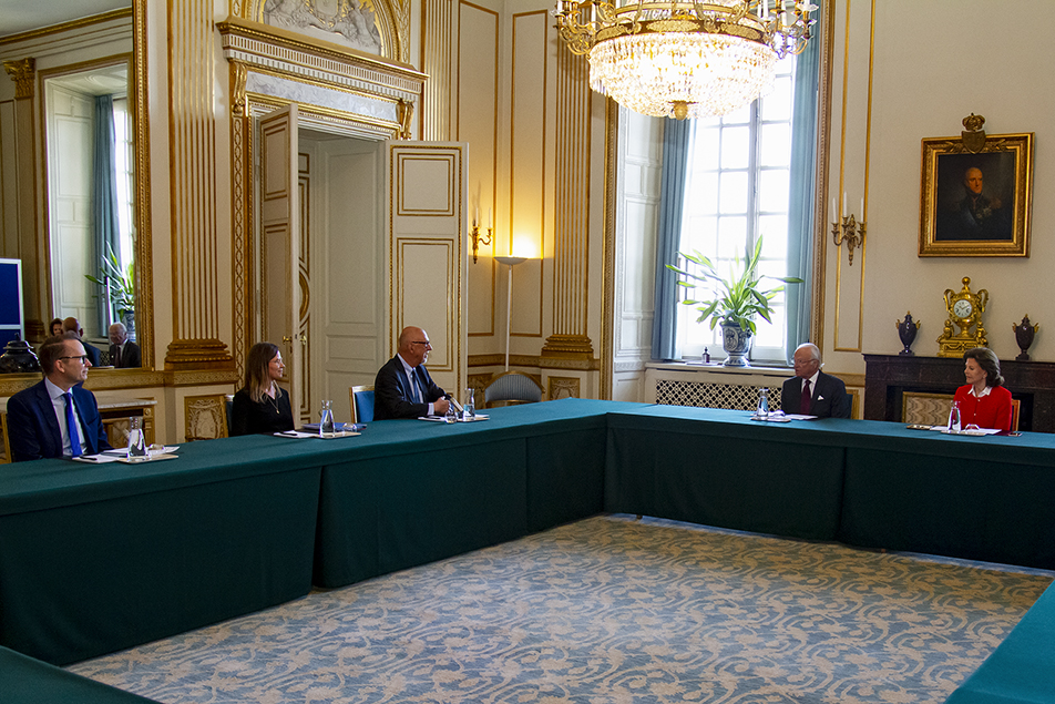 Kungaparet tillsammans med generalsekreterare Jens Granlund, EU-chef Eva Sjögren och EU-minister Hans Dahlgren.