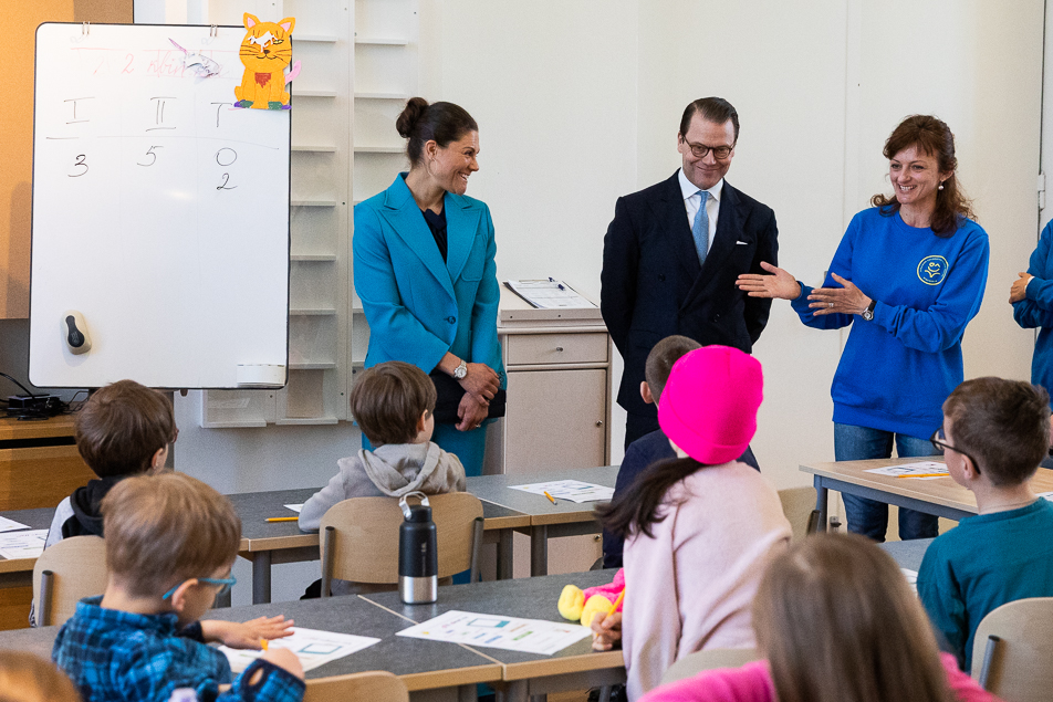 The Crown Princess Couple visit a classroom at the Nordic Museum. 