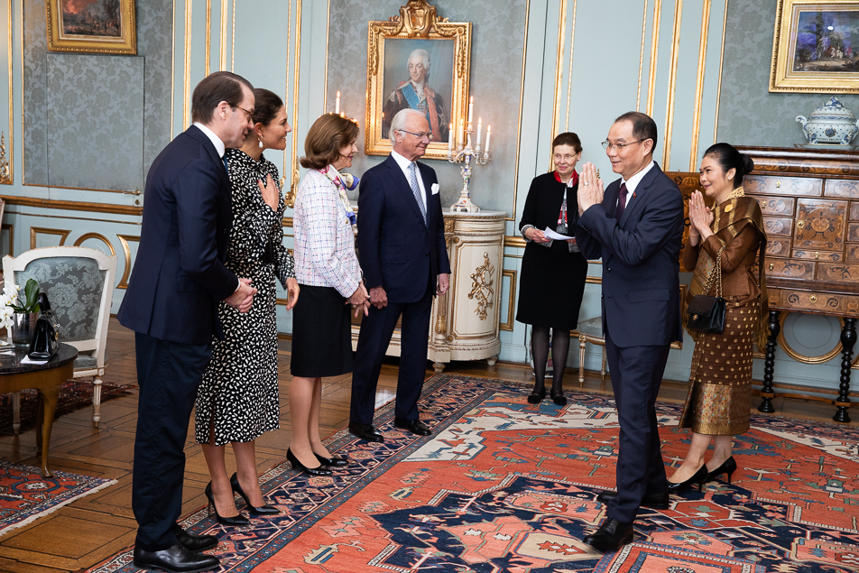 Laos ambassadör Bounliep Houngvongsone och Keokaysone Houngvongsone välkomnas i Prinsessan Sibyllas våning.