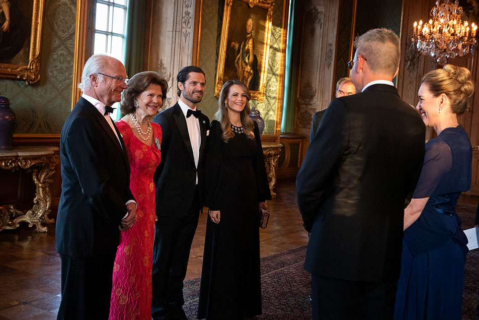 Kungaparet och Prinsparet hälsar gästerna välkomna till Kungl. Slottet i Lovisa Ulrikas matsal. 