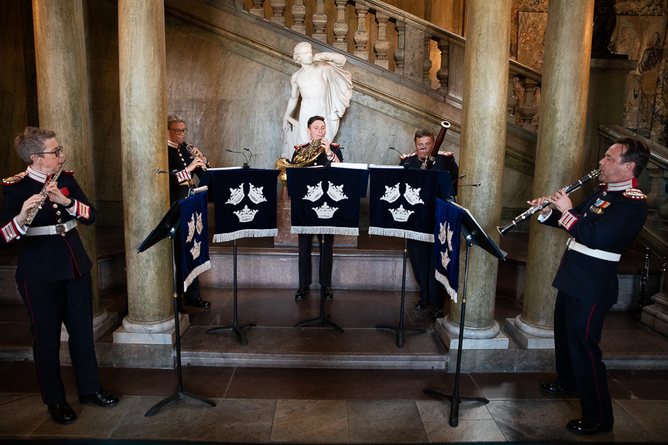 Gardeskvintetten ur Arméns musikkår underhöll gästerna under förflyttningen till Festvåningen.