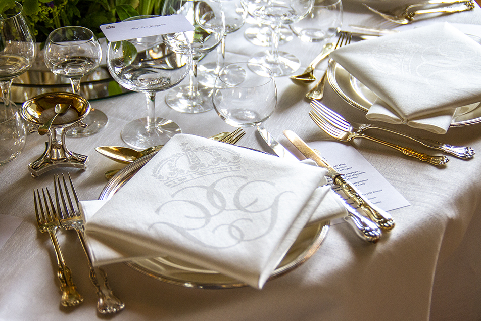Bordsdukarna kommer från Klässbols linneväveri och specialbeställdes 2013 för de runda bord som används vid Sverigemiddagarna.