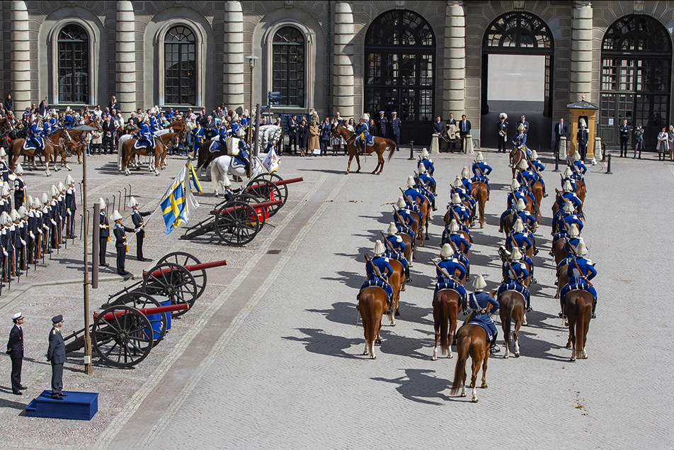 The Life Guards' Dragoon Music Corps rides into the Outer Courtyard. 