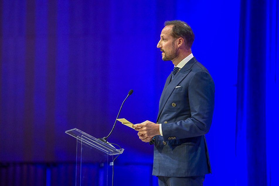 Kronprins Haakon talar inför symposiets deltagare.