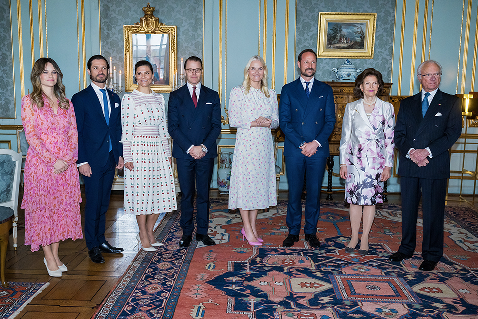 Kungaparet, Kronprinsessparet och Prinsparet tillsammans med det norska Kronprinsparet i Prinsessan Sibyllas våning på Kungl. Slottet. 