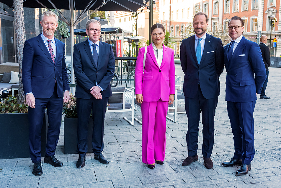 Kronprinsessparet och Kronprins Haakon vid ankomsten till morgonens symposium på Hotell At Six. 