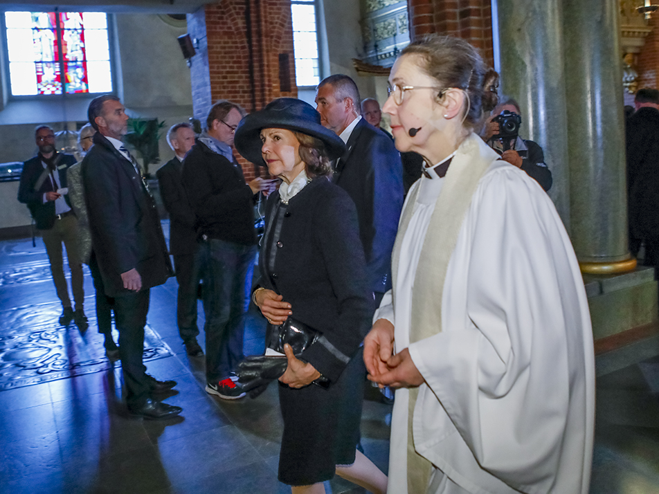 Drottningen lämnar ljusgudstjänsten i Storkyrkan tillsammans med domkyrkokaplan Kristina Ljunggren.