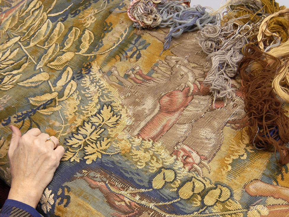 Sömmerskors och textilkonservatorers arbete fortgår för att bevara de textila klenoderna.