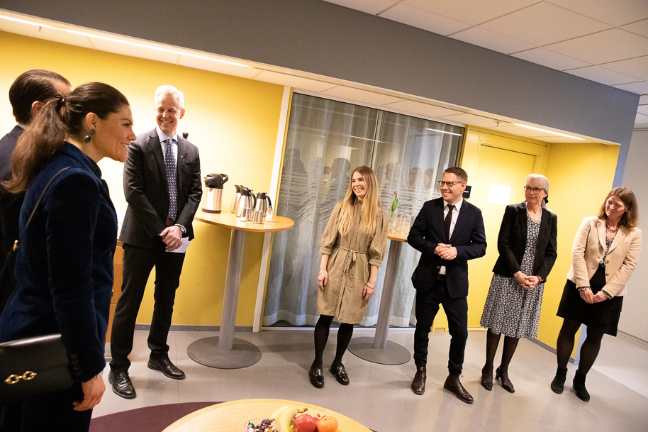Kronprinsessparet möter medarbetare på Åklagarmyndigheten.