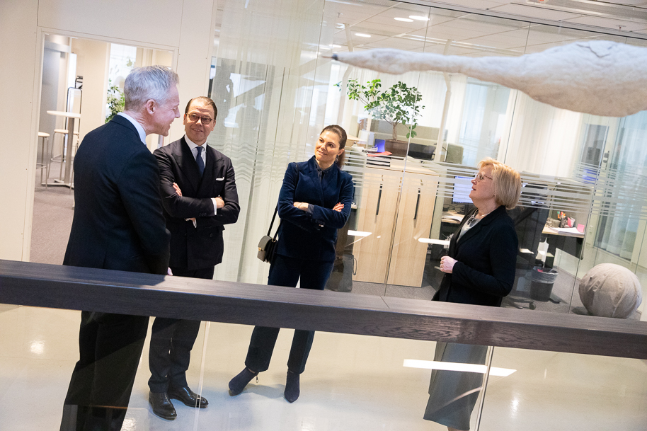 Kronprinsessparet i samtal med kammarchef Gunnar Merkel och riksåklagare Petra Lundh.