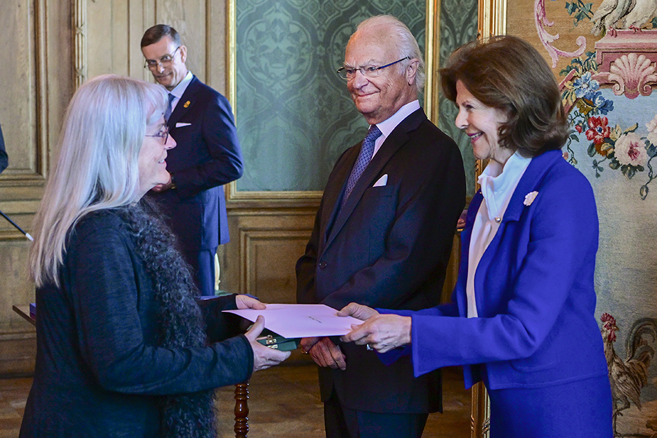 Skådespelare Ulla Skoog tar emot sitt diplom ur Drottningens hand. 