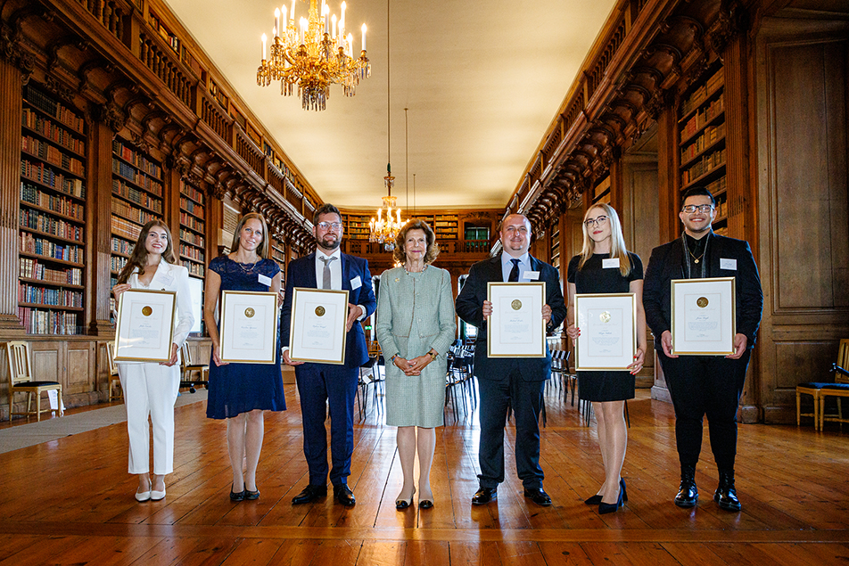 Drottningen tillsammans med 2021 års stipendiater. 