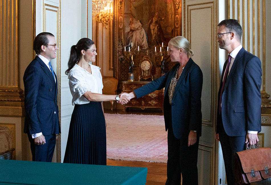 Kronprinsessparet tar emot verksamhetsområdeschef Anna Stellinger samt policyansvarig Henrik Isaksson från Svenskt Näringsliv.