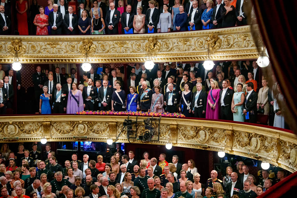 De nordiska statschefsparen övervarade föreställningen till Drottningens ära i Kungl. Teatern. Föreställningen inleddes med en tyst minut för drottning Elizabeth II.