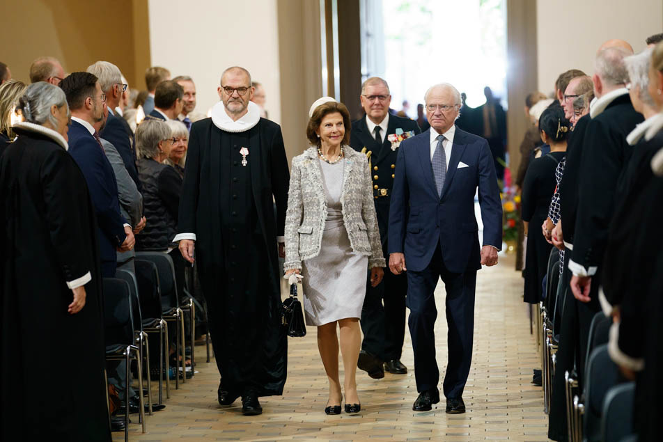 Kungaparet ankommer till en gudstjänst i Köpenhamns domkyrka. 