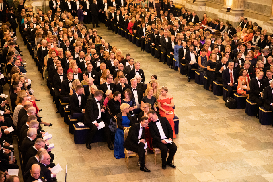 Statsministern i samspråk med riksdagens förste vice talman i Rikssalen på Kungl. Slottet inför konsertens början. 