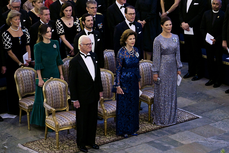 Kungafamiljen vid divertissementets inledning då gästerna i Rikssalen gemensamt sjöng Kungssången.