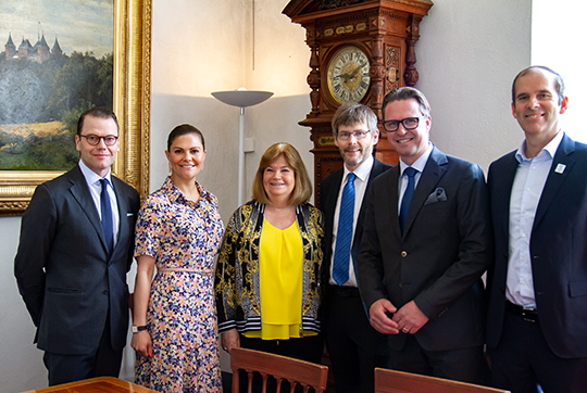 Kronprinsessparet tillsammans med representanter för Sveriges Olympiska Kommitté vid dagens möte. 
